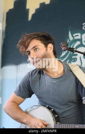 Yoke Lore - Adrian Galvin filmt eine Sitzung in Brooklyn Stockfoto