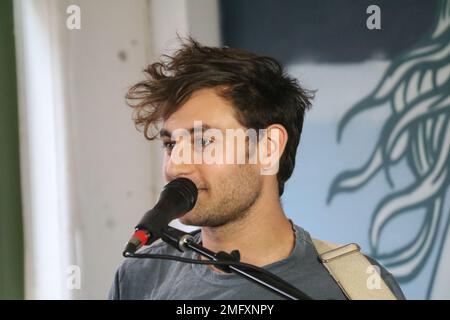 Yoke Lore - Adrian Galvin filmt eine Sitzung in Brooklyn Stockfoto