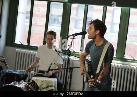 Yoke Lore - Adrian Galvin filmt eine Sitzung in Brooklyn Stockfoto