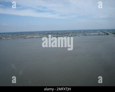 Strukturen der Küstenwache - Luftwaffenstützpunkte - New Orleans - 26-HK-95-399. AIRSTA NOLA--weite Sicht auf die Küste. Hurrikan Katrina Stockfoto