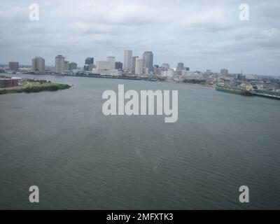 Strukturen der Küstenwache - Luftwaffenstützpunkte - New Orleans - 26-HK-95-85. AIRSTA Nola--Luftaufnahme der Nola-Küste. Hurrikan Katrina Stockfoto