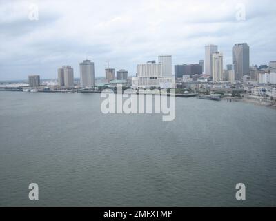 Strukturen der Küstenwache - Luftwaffenstützpunkte - New Orleans - 26-HK-95-84. AIRSTA NOLA--Luftaufnahme der NOLA-Küste (2). Hurrikan Katrina Stockfoto