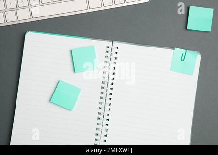 Bild mit Schulbedarf, farbigen Aufklebern, Notizbüchern. Stifte, Bleistifte, Lineale, Taschenrechner, Tastatur. Sortiment Büroartikel. Wichtige Information Stockfoto