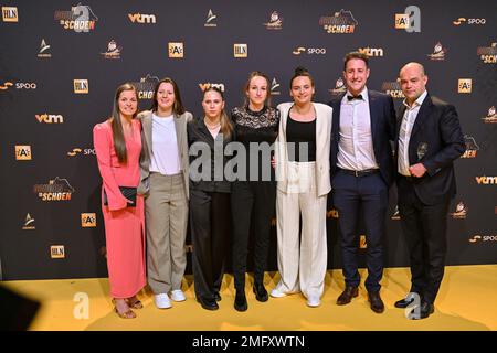 Red Flames und Spieler von OHL Shari Van Belle , Hannah Eurlings , Jill Janssens , Sari Kees , Torwart Nicky Evrard , Cheftrainer von OHL Jimmy Coenraets, die während der 69. Ausgabe des Goldens Shoe Award und der 7. Ausgabe der Women's Edition abgebildet wurden. Der Goldene Schuh , Gouden Schoen , Soulier Dor ist eine Auszeichnung für den besten Fußballspieler der belgischen Jupiler Pro League Meisterschaft im Jahr 2022. Der Frauenpreis ist für die beste belgische Spielerin von 2022. Am Mittwoch , den 25 . Januar 2023 in Antwerpen , BELGIEN . FOTO SPORTPIX | David Catry Stockfoto