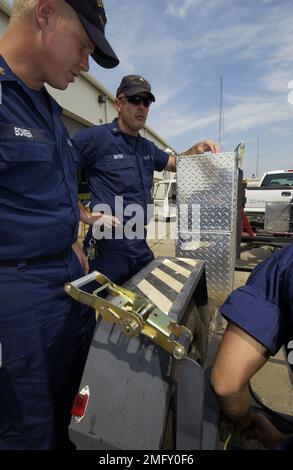 Public Affairs - Schadensabschätzung - 26-HK-416-9. Hurrikan Katrina Stockfoto