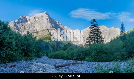 Das Morgenpanorama der Nordwände des Karwendelgebirges - Wände der Spritzkar-spitze und Grubenkar-spitze von enger Tall - Grosser Ahornboden Wand Stockfoto