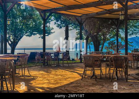 Blick auf das Café am Strand mit Blick auf das Meer. Kemer, Türkei Stockfoto