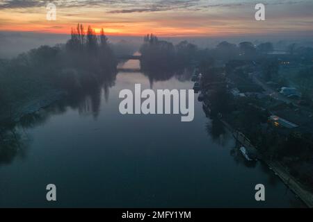 Luftaufnahme des Sonnenuntergangs über der Themse bei Walton Bridge, Shepperton, Walton-on-Thames, Surrey, Großbritannien. Stockfoto