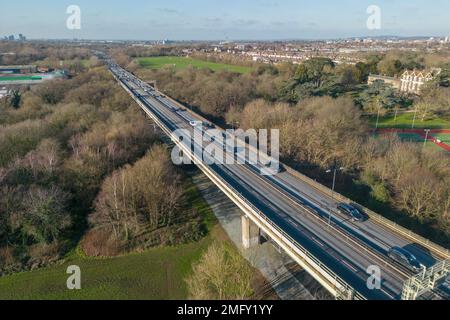 Luftaufnahme der Autobahn M4 in Brentford, West London, Großbritannien, westlich vom Boston Manor Park in Richtung Central London. Stockfoto