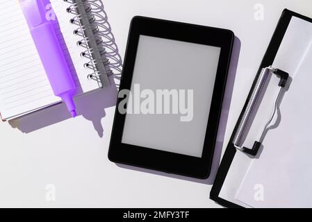Tablet-Bildschirm Mit Wichtigen Ideen Und Notizen Auf Dem Schreibtisch Stockfoto