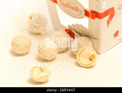 Die cremigen Kokosnussbonbons von Raffaello by Ferrero sind auf weißem Hintergrund Stockfoto