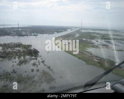 Strukturen der Küstenwache - Luftwaffenstützpunkte - New Orleans - 26-HK-95-81. AIRSTA NOLA--Uberschwemmungen entlang der Küste aus der Vogelperspektive. Hurrikan Katrina Stockfoto