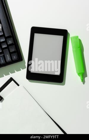Tablet-Bildschirm Mit Wichtigen Ideen Und Notizen Auf Dem Schreibtisch Stockfoto
