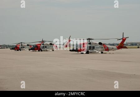 Flugzeuge - HH-60 Jayhawk - 26-HK-53-57. HH-60s auf der Rampe --050830. Hurrikan Katrina Stockfoto