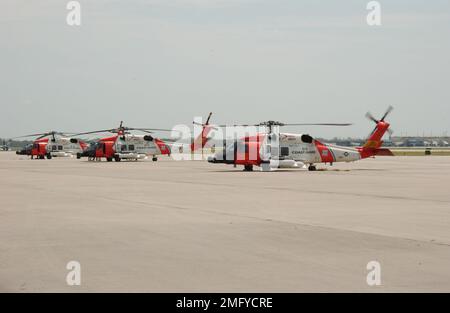 Flugzeuge - HH-60 Jayhawk - 26-HK-53-50. HH-60s auf der Rampe -- 050830. Hurrikan Katrina Stockfoto