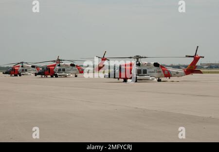 Flugzeuge - HH-60 Jayhawk - 26-HK-53-69. HH-60s auf der Rampe; 050830. Hurrikan Katrina Stockfoto