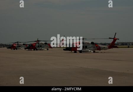 Flugzeuge - HH-60 Jayhawk - 26-HK-53-65. HH-60s auf der Rampe... 050830. Hurrikan Katrina Stockfoto