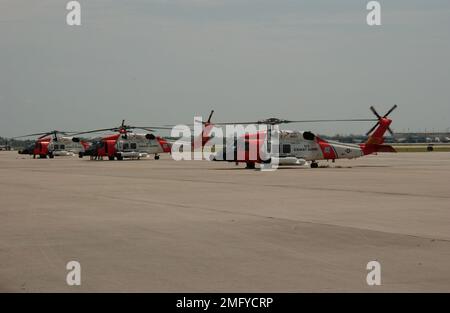 Flugzeuge - HH-60 Jayhawk - 26-HK-53-55. HH-60s auf der Rampe -- 050830. Hurrikan Katrina Stockfoto