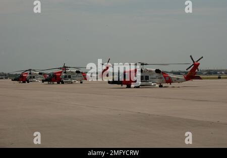 Flugzeuge - HH-60 Jayhawk - 26-HK-53-70. HH-60s auf der Rampe; 050830. Hurrikan Katrina Stockfoto