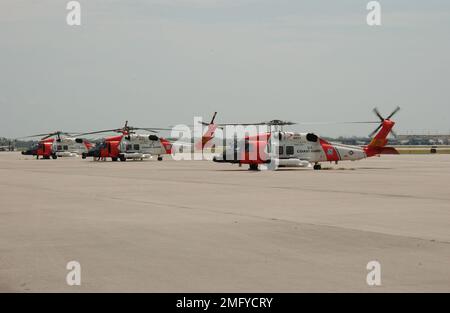 Flugzeuge - HH-60 Jayhawk - 26-HK-53-56. HH-60s auf der Rampe ---050830. Hurrikan Katrina Stockfoto