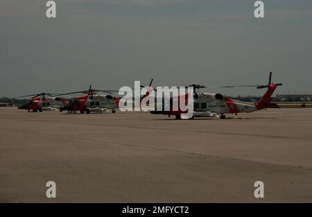 Flugzeuge - HH-60 Jayhawk - 26-HK-53-67. HH-60s auf der Rampe--050830. Hurrikan Katrina Stockfoto