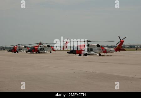 Flugzeuge - HH-60 Jayhawk - 26-HK-53-53. HH-60s auf der Rampe -- 050830. Hurrikan Katrina Stockfoto