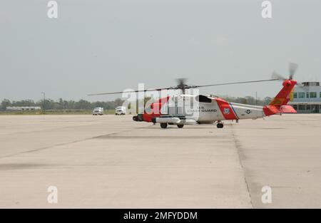 Flugzeuge - HH-60 Jayhawk - 26-HK-53-36. HH-60 auf der Rampe--050830. Hurrikan Katrina Stockfoto