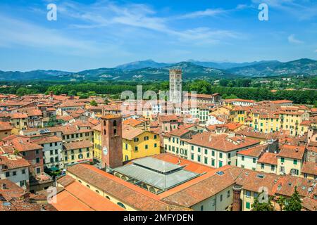 Historische mittelalterliche Stadt Lucca mit alten Gebäuden und Türmen, Toskana, Italien Stockfoto