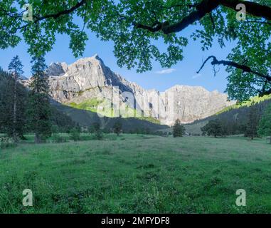 Die Morgenwände des Karwendelgebirges - Wände der Spritzkar-spitze und Grubenkar-spitze von enger Tall - Grosser Ahornboden-Walley. Stockfoto