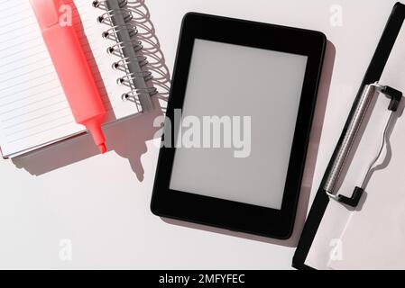 Tablet-Bildschirm Mit Wichtigen Ideen Und Notizen Auf Dem Schreibtisch Stockfoto
