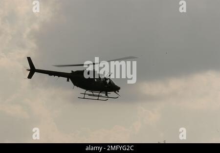 Flugzeuge - Verschiedenes - 26-HK-56-61. Hubschrauber im Flug. Hurrikan Katrina Stockfoto