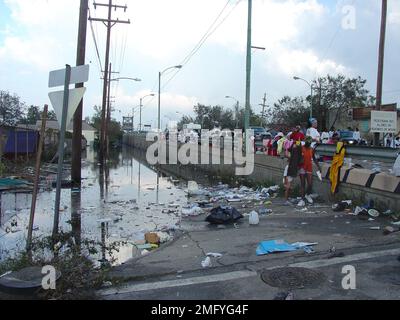 Verschiedenes - Küstenwache - 26-HK-432-32. Ost New Orleans. Hurrikan Katrina Stockfoto