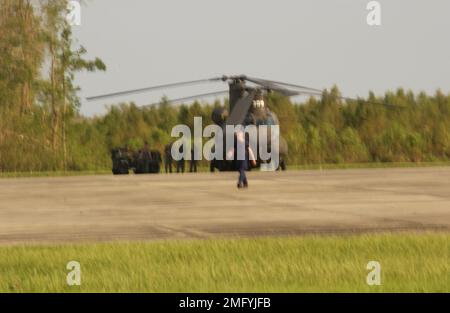 Flugzeuge - Verschiedenes - 26-HK-56-67. Militärflugzeug auf Rampe. Hurrikan Katrina Stockfoto