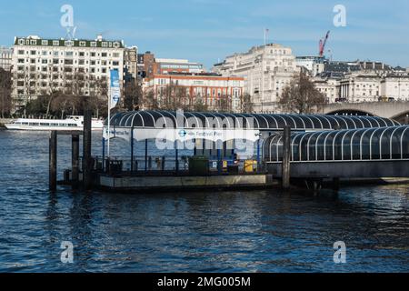 Festival Pier, ein Pier für Pendlerboote an der Southbank der Themse, London Stockfoto