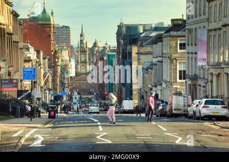 Glasgow, Schottland, Vereinigtes Königreich 25.t. Januar 2023. UK Weather: Dry sah eine Veränderung gegenüber dem jüngsten schlechten Wetter, als die Leute die Straßen der Stadt in der Sonne zurücknahmen. Credit Gerard Ferry/Alamy Live News Stockfoto