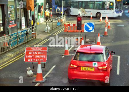 Glasgow, Schottland, Vereinigtes Königreich 25.t. Januar 2023. UK Weather: Dry sah eine Veränderung gegenüber dem jüngsten schlechten Wetter, als die Menschen die Straßen in der Stadt zurückeroberten. Straßenarbeiten in der ganzen Stadt, da die Budgets vor april genutzt werden, um Elend auf der dumbarton Road im partick zu schaffen. Credit Gerard Ferry/Alamy Live News Stockfoto