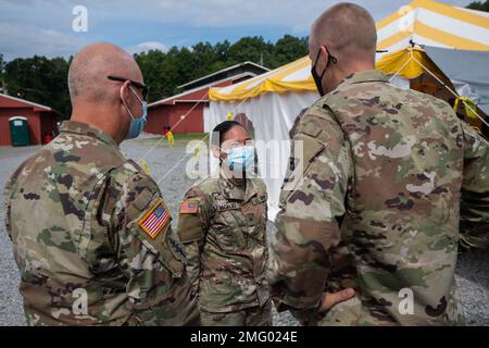 USA Armeebrig. General Peder Swanson, Stellvertretender Generalkommandant des 3. Medical Command (Einsatzunterstützung), Und Kommandosgt. Major Nathaniel Chapman, KommandoSergeant Major der 338. Brigade, begrüßt Sgt. Samantha Belcaso, Krankenschwester des 18. Feldkrankenhauses, 335. Medizinische Abteilung, während Appalachian Care Innovative Readiness Training (IRT) 2022 in Wise, Virginia, 20. August 2022. IRT ist eine militärische Ausbildungsmöglichkeit des Verteidigungsministeriums (DoD), die exklusiv für die Vereinigten Staaten und ihre Territorien angeboten wird und gemeinsame Schulungsmöglichkeiten bietet, um die Einsatzbereitschaft zu erhöhen. Gleichzeitig ist IRT pro Stockfoto