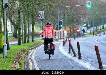 Glasgow, Schottland, Vereinigtes Königreich 25.t. Januar 2023. UK Weather: Dry sah eine Veränderung gegenüber dem jüngsten schlechten Wetter, als die Menschen die Straßen der Stadt zurückeroberten. Bei besserem Wetter sind Radfahrer auf Radwegen im Knightswoods zu sehen. Credit Gerard Ferry/Alamy Live News Stockfoto