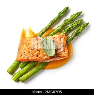 Gebratenes Lachssteak und Gemüse isoliert auf weißem Hintergrund, Draufsicht Stockfoto