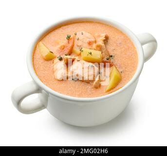 Schale mit Lachs- und Tomatensuppe mit Kartoffeln und Thymian isoliert auf weißem Hintergrund Stockfoto