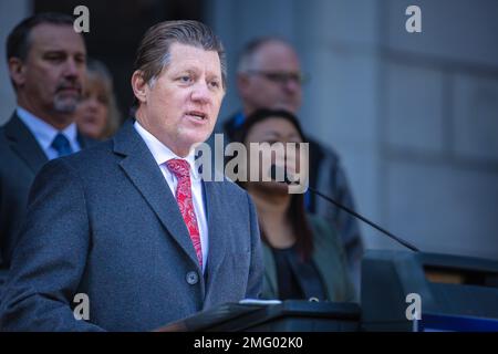 USA. 25. Januar 2023. Brian W. Jones (R-San Diego), Minderheitenführer des Staatssenats, spricht am Mittwoch, den 25. Januar 2023, auf einer Pressekonferenz vor dem Third District Court of Appeal in Sacramento, Kalifornien, an Reporter über Lösungen für Probleme im Bundesstaat. Jones und andere Republikaner des Senats diskutierten Lösungen, um "Kosten zu senken, Verbrechen zu bekämpfen, Obdachlosigkeit zu bekämpfen, zuerst in Studenten zu investieren, dringend benötigte Wasserspeicher zu bauen und Waldbrände zu reduzieren", so ihre Pressemitteilung. (Foto: Rahul Lal/Sipa USA) Guthaben: SIPA USA/Alamy Live News Stockfoto