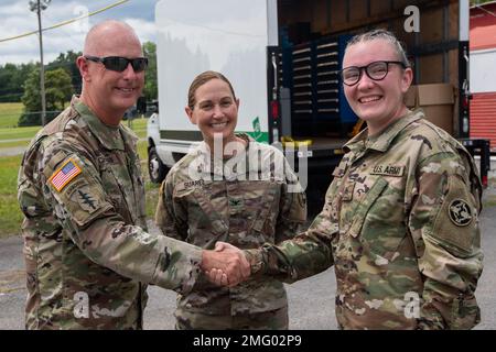 Kommandosgt. Major Nathaniel Chapman, KommandoSergeant Major der 338. Brigade, Münzen Sgt. Rhiana Brown, Fachärztin für medizinische Logistik beim 18. Field Hospital, Hospital Headquarters Company, für ihre Bemühungen während des Appalachian Care Innovative Readiness Training (IRT) 2022 in Wise, Virginia, 20. August 2022. IRT ist eine militärische Ausbildungsmöglichkeit des Verteidigungsministeriums (DoD), die exklusiv für die Vereinigten Staaten und ihre Territorien angeboten wird und gemeinsame Schulungsmöglichkeiten bietet, um die Einsatzbereitschaft zu erhöhen. Gleichzeitig bietet IRT wichtige Dienstleistungen an (Gesundheitswesen, Bau, Transport und Cybe Stockfoto