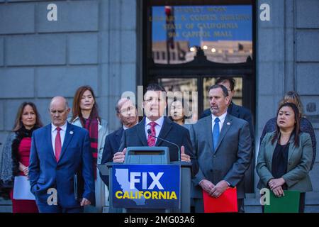 Sacramento, USA. 25. Januar 2023. Brian W. Jones (R-San Diego), Minderheitenführer des Staatssenats, spricht am Mittwoch, den 25. Januar 2023, auf einer Pressekonferenz vor dem Third District Court of Appeal in Sacramento, Kalifornien, an Reporter über Lösungen für Probleme im Bundesstaat. Jones und andere Republikaner des Senats diskutierten Lösungen, um "Kosten zu senken, Verbrechen zu bekämpfen, Obdachlosigkeit zu bekämpfen, zuerst in Studenten zu investieren, dringend benötigte Wasserspeicher zu bauen und Waldbrände zu reduzieren", so ihre Pressemitteilung. (Foto: Rahul Lal/Sipa USA) Guthaben: SIPA USA/Alamy Live News Stockfoto