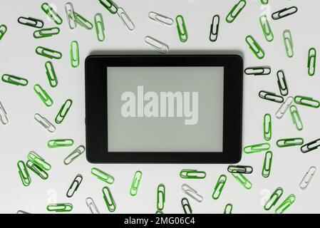Tablet-Bildschirm mit wichtigen Ideen und Büroklammern auf dem Schreibtisch Stockfoto