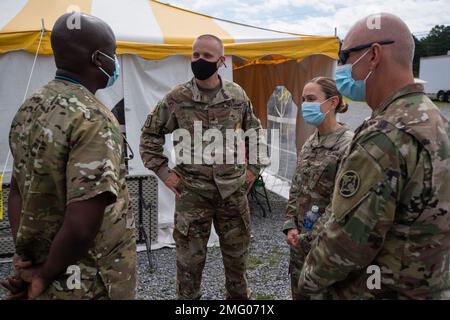 USA Armeebrig. Gen. Peder Swanson, Stellvertretender Befehlshaber des 3. Medizinischen Kommandos (Einsatzunterstützung), Oberst Katie Suarez, Befehlshaber der 338. Brigade, Und Kommandoleiter Major Nathaniel Chapman, Kommandofeldwebel Major der 338. Brigade, grüßt Hauptmann Greggy Lubin, Krankenschwester des 18. Feldkrankenhauses, 335. Medizinische Abordnung, während Appalachian Care Innovative Readiness Training (IRT) 2022 in Wise, Virginia, 20. August 2022. IRT ist ein militärisches Trainingsprogramm des US-Verteidigungsministeriums (DoD), exklusiv für die USA und ihre Territorien, das gemeinsame Trainingschancen bietet Stockfoto