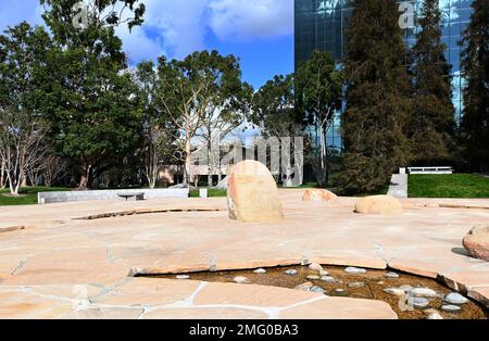 COSTA MESA, KALIFORNIEN - 19. JANUAR 2023: Der Noguchi Garden, ein kompakter, minimalistischer Skulpturengarten, der als Repräsentation des Staates Kalifornien gedacht ist Stockfoto