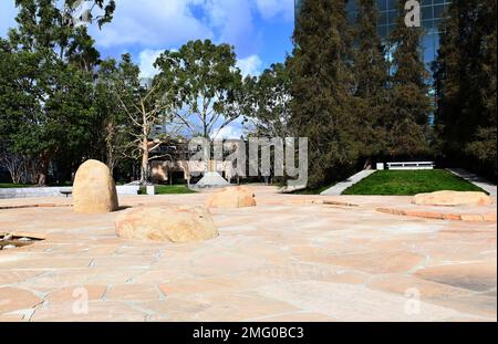 COSTA MESA, KALIFORNIEN - 19. JANUAR 2023: Der Noguchi Garden, ein kompakter, minimalistischer Skulpturengarten, der als Repräsentation des Staates Kalifornien gedacht ist Stockfoto