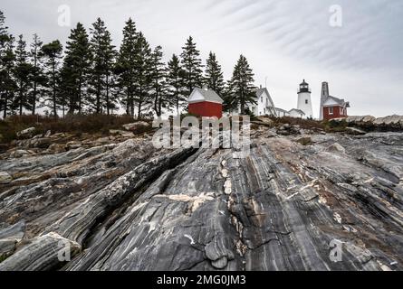 Pemaquid Point Lighthouse vom Felsenufer in Maine Stockfoto