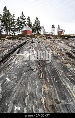 Pemaquid Point Lighthouse vom Felsenufer in Maine Stockfoto