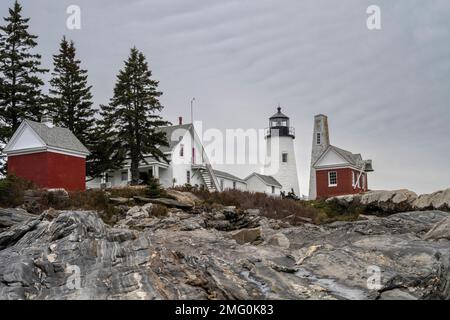 Pemaquid Point Lighthouse vom Felsenufer in Maine Stockfoto